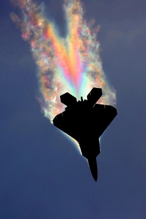 light hits condensation on an F-22 Raptor at the right angle.jpg (223 KB)